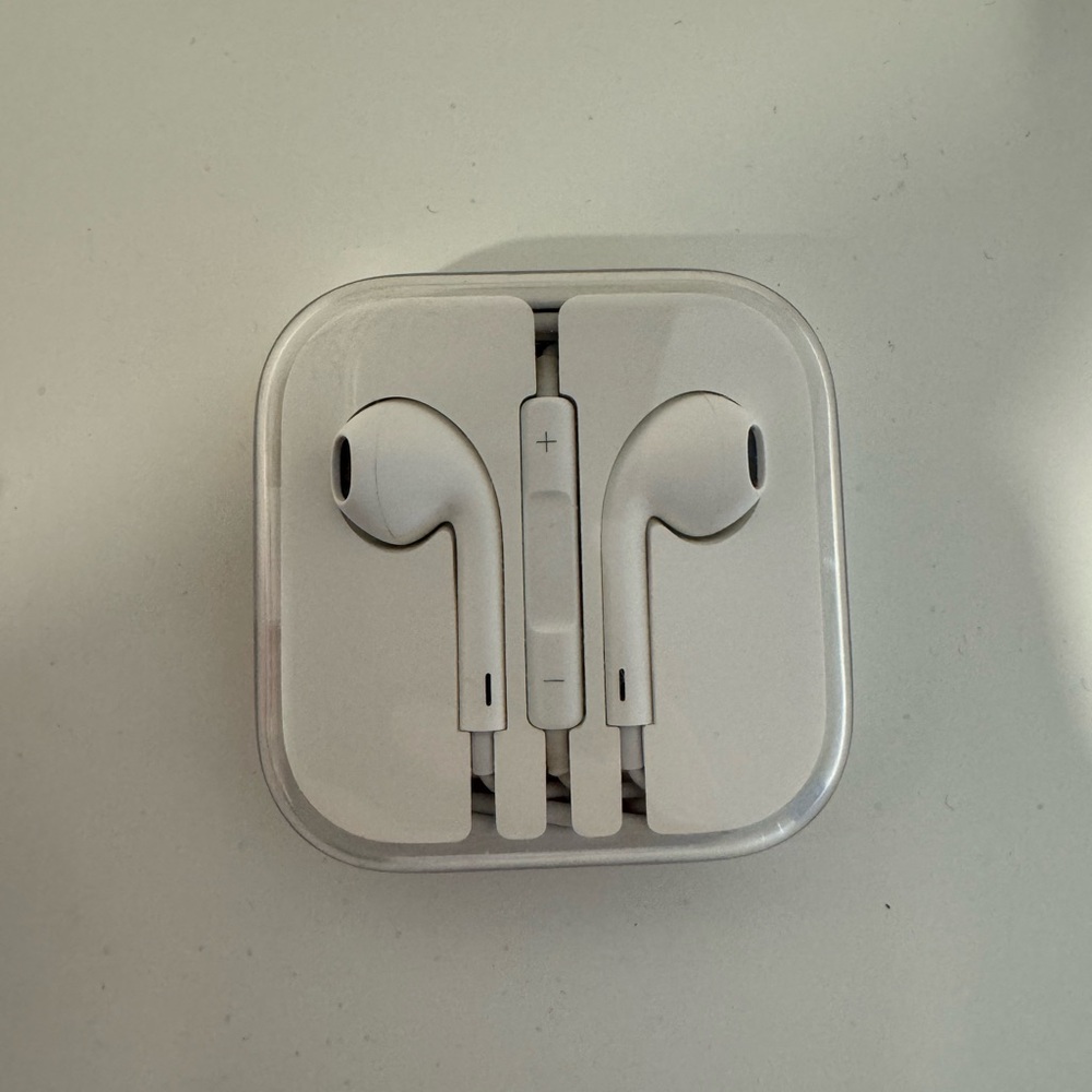 Apple wire headphones
